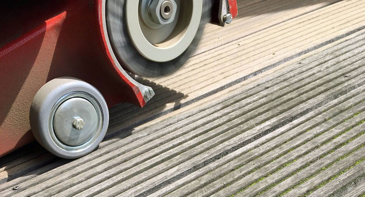 Terrassenreinigung Holzterrasse vorher nachher, Bild 2